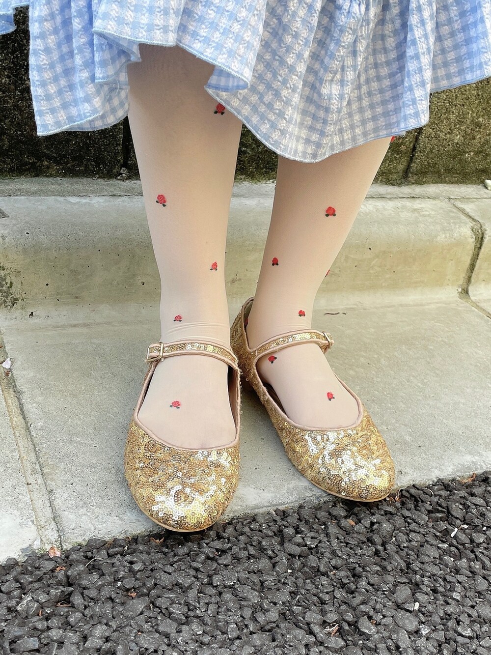 ホワイト系のカーディガン/ボレロ、ブルー系のワンピース、ゴールド系のパンプスを着用したレディースの春コーディネートの7枚目の写真