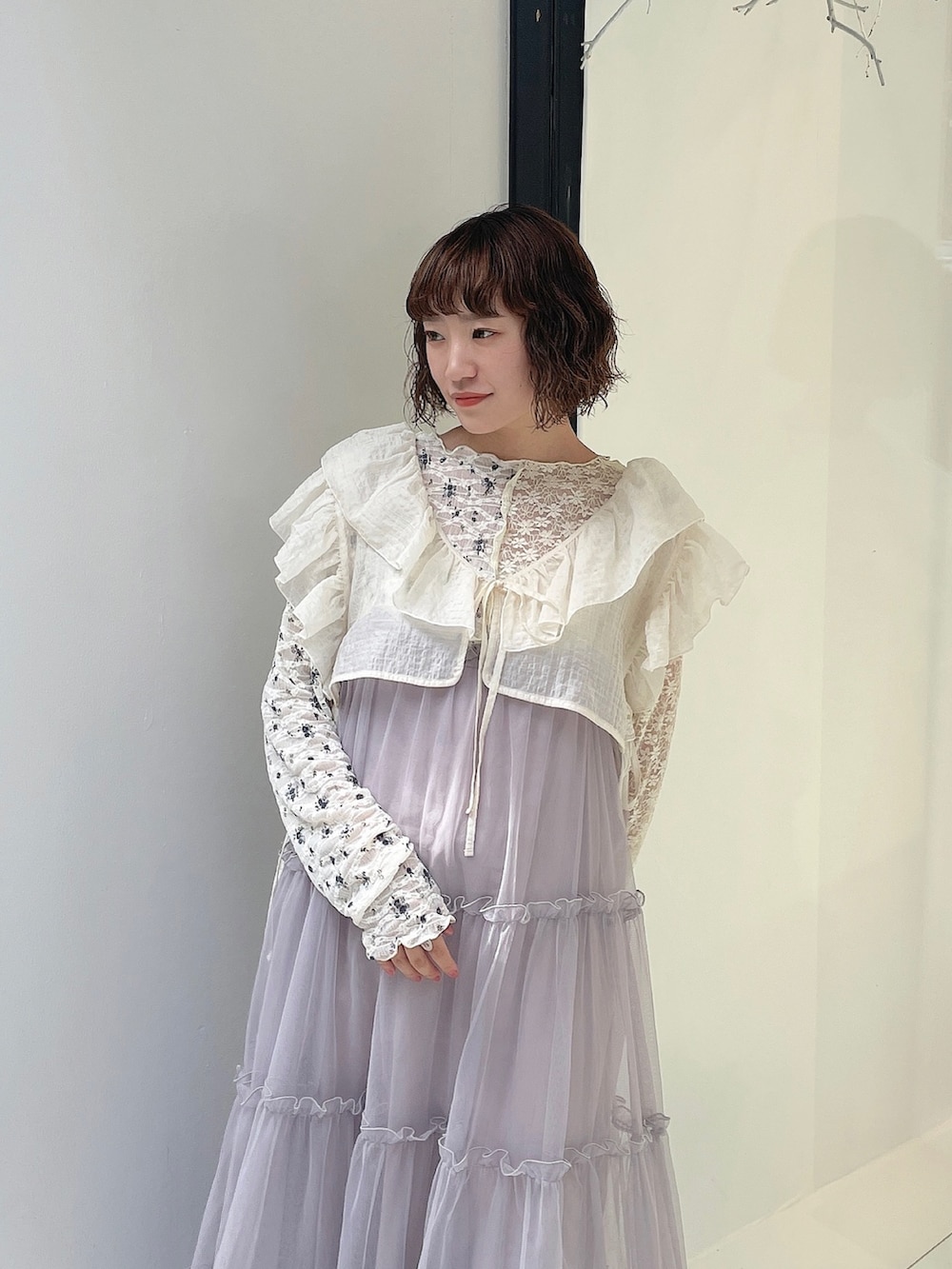 パープル系のワンピース、ホワイト系のTシャツ/カットソー、ホワイト系のTシャツ/カットソーを着用したレディースの夏コーディネートの4枚目の写真