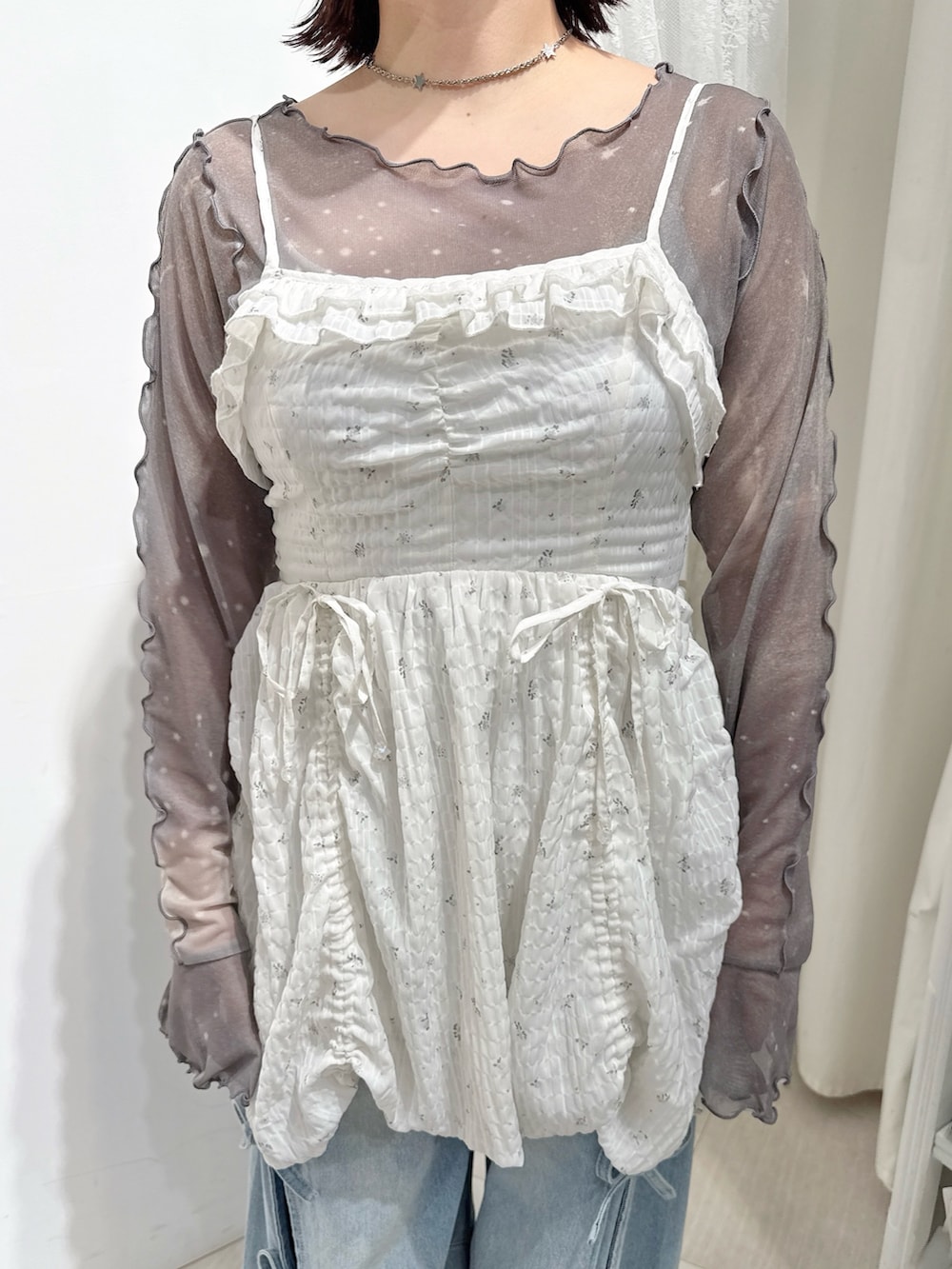 ホワイト系のワンピース、グレー系のTシャツ/カットソー、ブルー系のデニムパンツを着用したレディースの春コーディネートの6枚目の写真