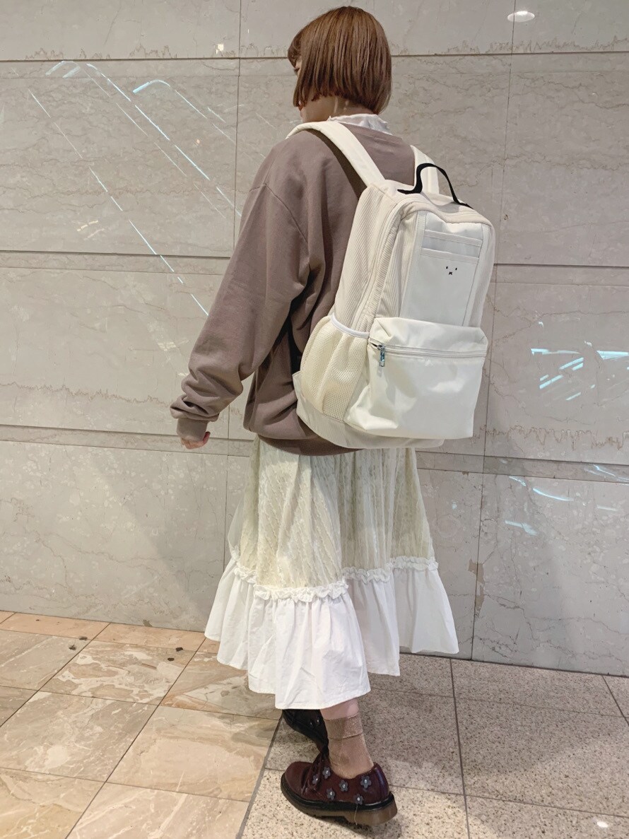 ホワイト系のバックパック/リュック、ベージュ系のTシャツ/カットソーを着用したレディースの冬コーディネートの4枚目の写真