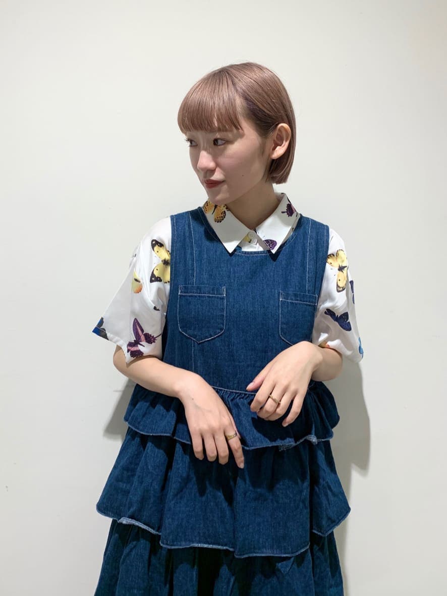 ホワイト系のシャツ/ブラウス、ブラウン系のサンダルを着用したレディースの夏コーディネートの3枚目の写真