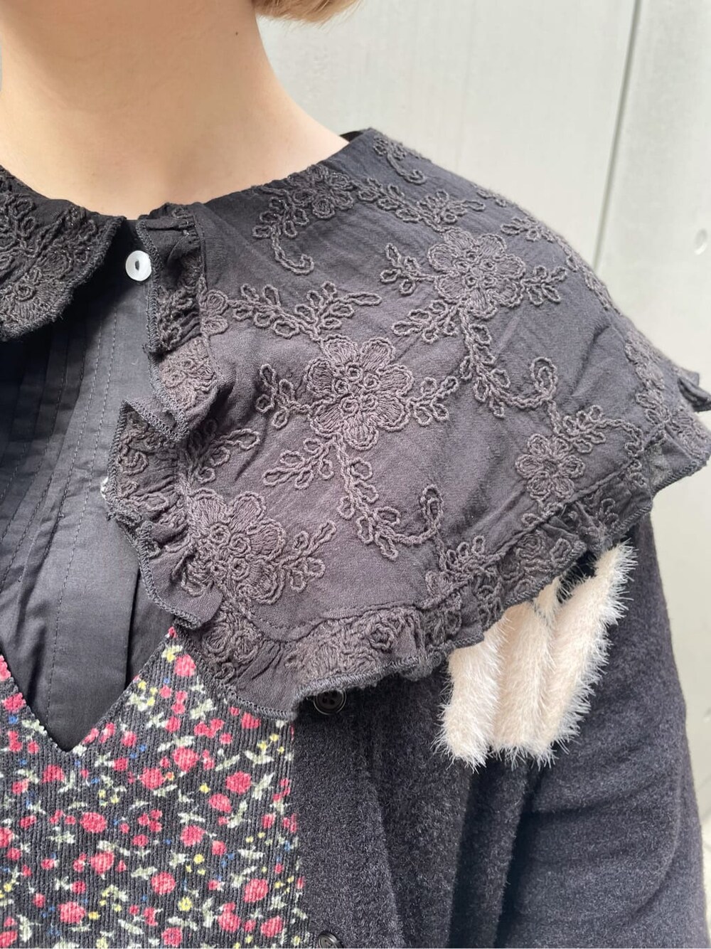 ブラック系のカーディガン/ボレロ、ブラック系のワンピース、ブラック系のその他シューズを着用したレディースの秋コーディネートの7枚目の写真