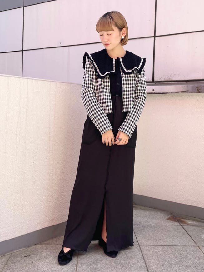 ブラック系のシャツ/ブラウス、ブラック系のスカート、ブラック系のその他シューズを着用したレディースの夏コーディネートの3枚目の写真