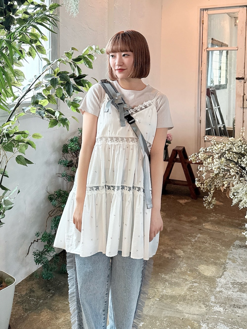ピンク系のキャミソール、グレー系のショルダーバッグ、グレー系のTシャツ/カットソーを着用したレディースの春コーディネートの5枚目の写真