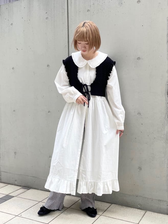 ブラック系のニット/セーター、ブラウン系のワンピース、ブラック系のその他パンツを着用したレディースの秋コーディネートの3枚目の写真