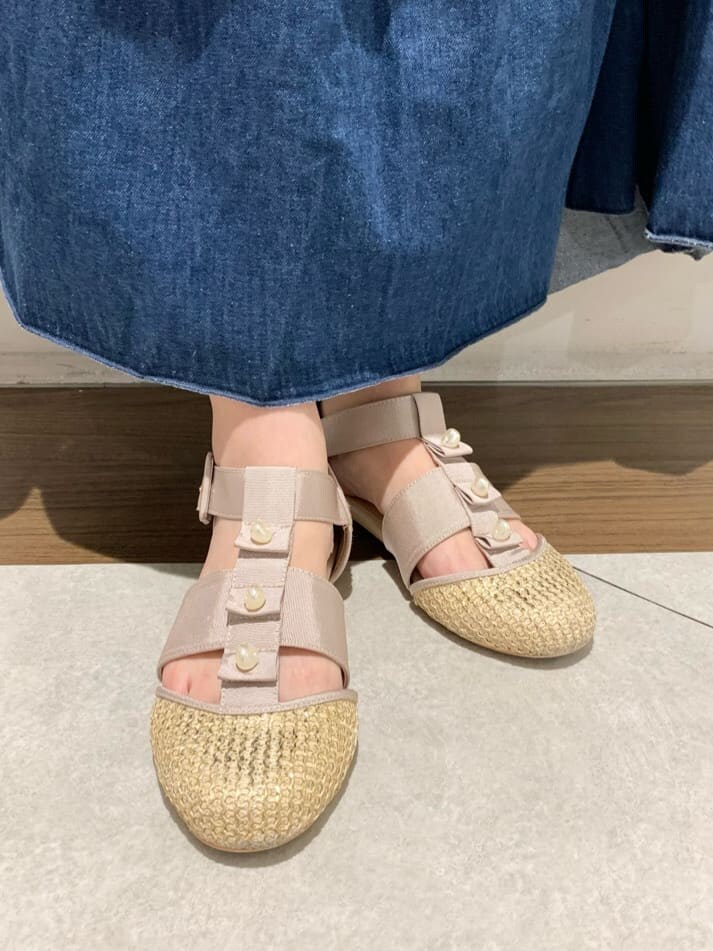 ホワイト系のシャツ/ブラウス、ブラウン系のサンダルを着用したレディースの夏コーディネートの6枚目の写真