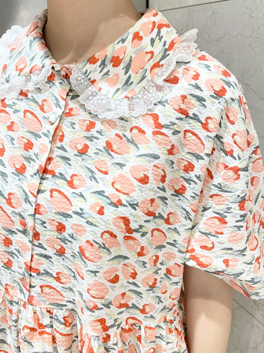 レッド系のワンピース、ホワイト系のその他パンツ、ホワイト系のパンプスを着用したレディースの夏コーディネートの4枚目の写真