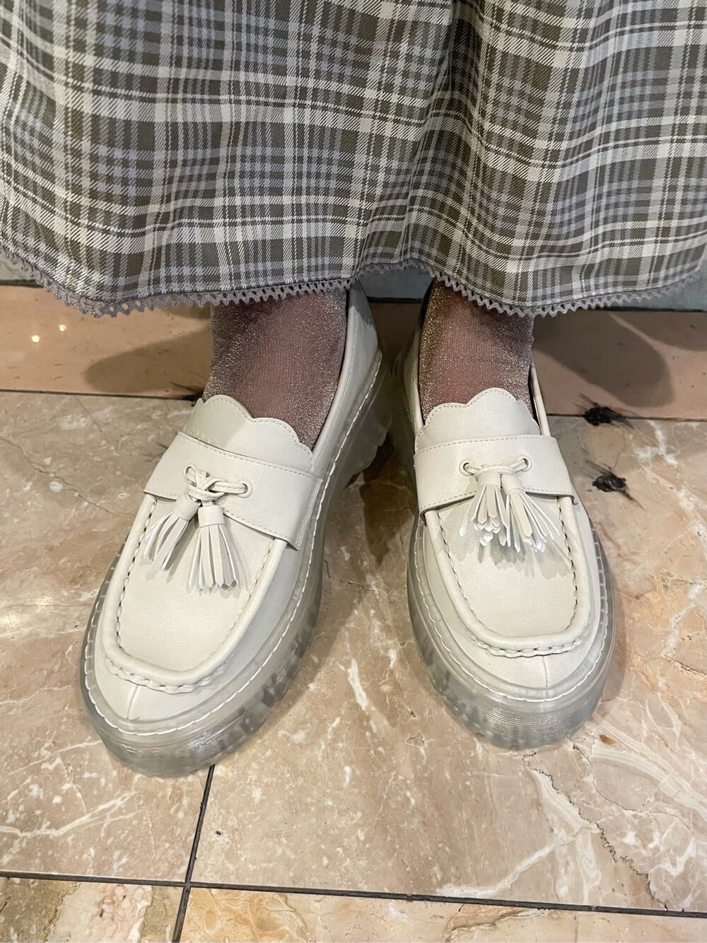 ホワイト系のシャツ/ブラウス、ホワイト系のローファー、ベージュ系のスカートを着用したレディースの秋コーディネートの6枚目の写真