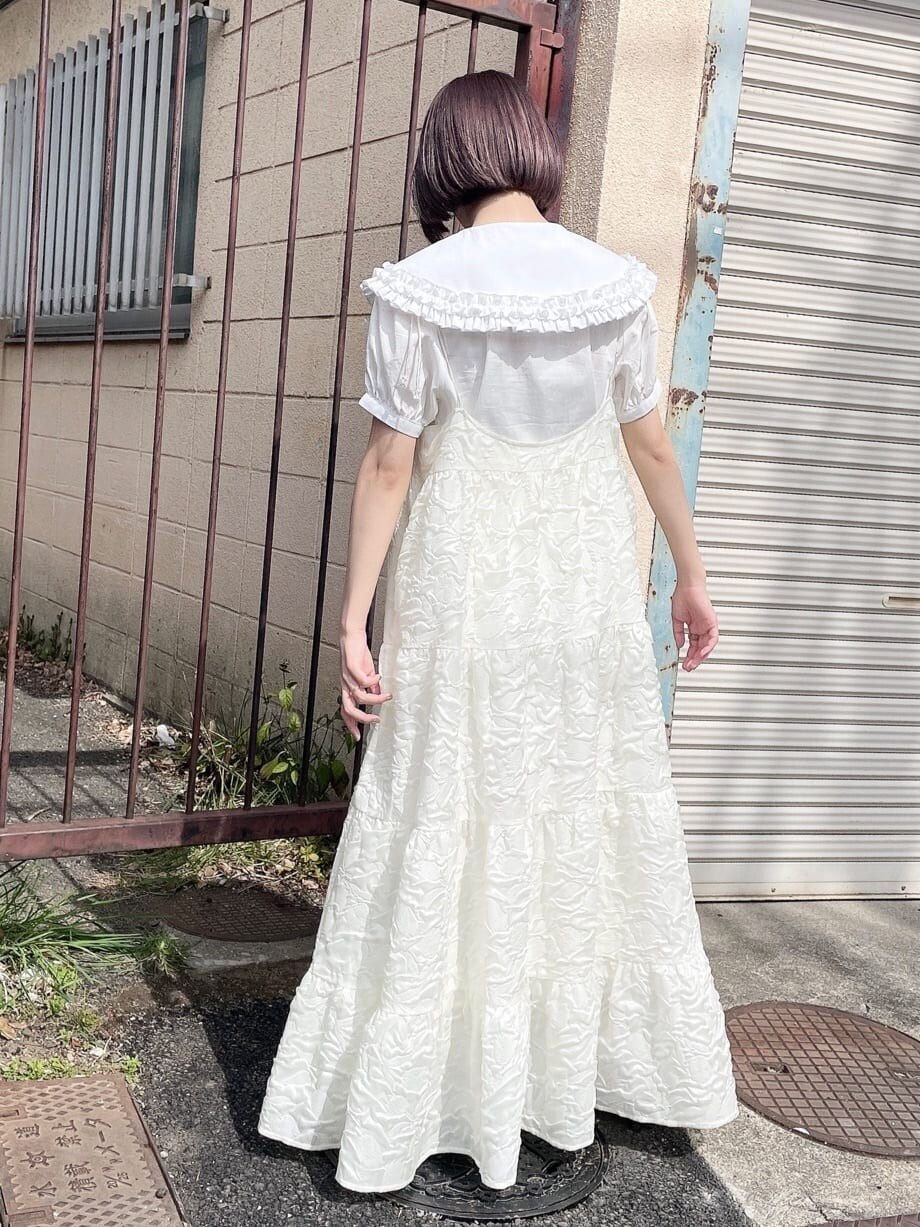 ホワイト系のワンピース、ホワイト系のシャツ/ブラウス、ホワイト系のドレスシューズを着用したレディースの春コーディネートの3枚目の写真