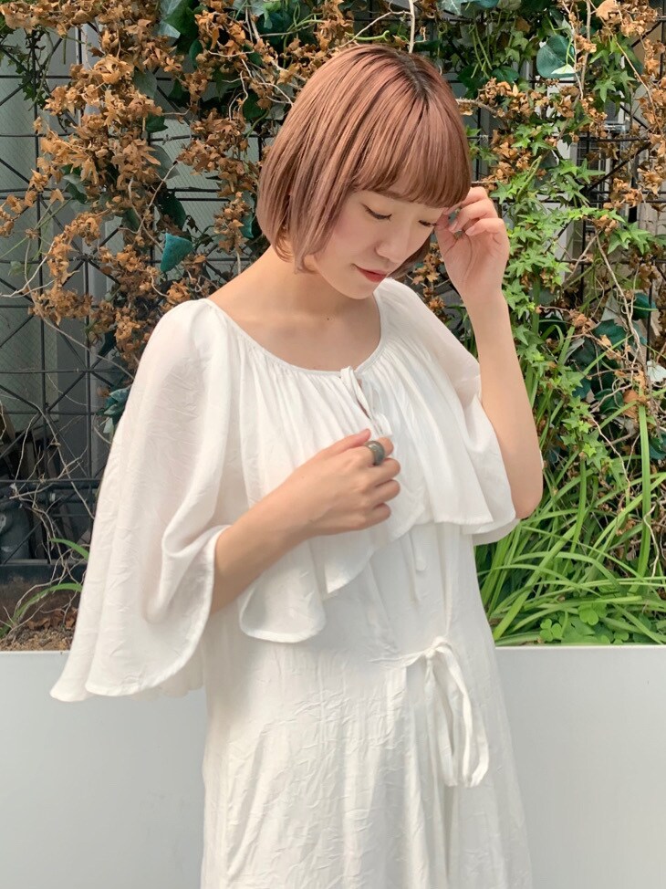 ホワイト系のパンプス、ホワイト系のワンピースを着用したレディースの春コーディネートの6枚目の写真