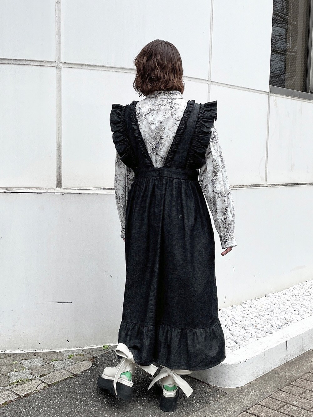 グレー系のシャツ/ブラウス、ブラック系のワンピース、ホワイト系のパンプスを着用したレディースの冬コーディネートの3枚目の写真