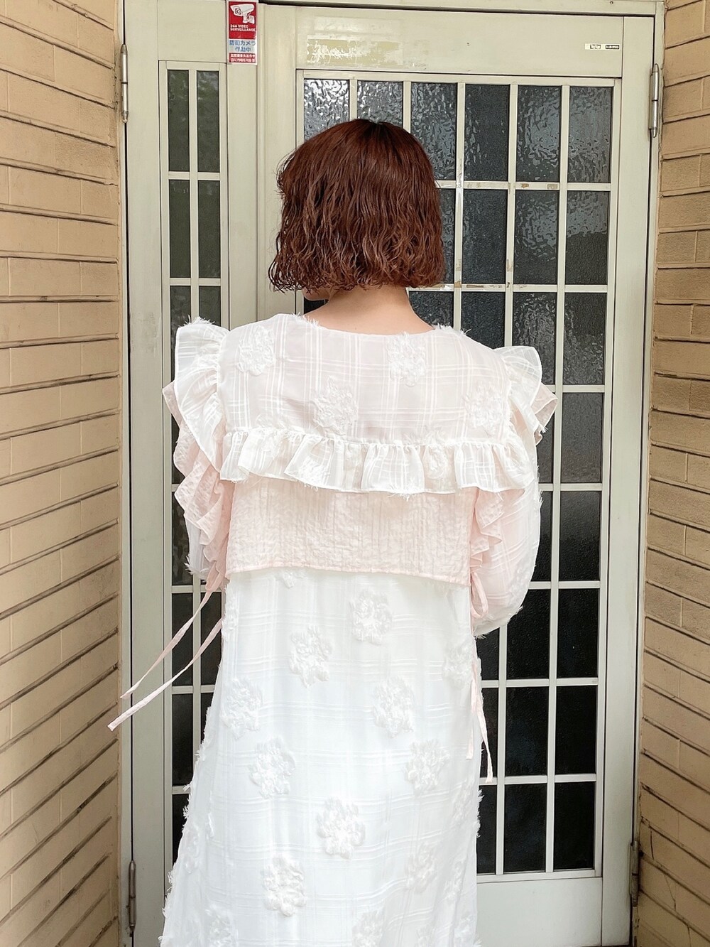 ピンク系のTシャツ/カットソー、ホワイト系のワンピース、ピンク系のサンダルを着用したレディースの夏コーディネートの5枚目の写真