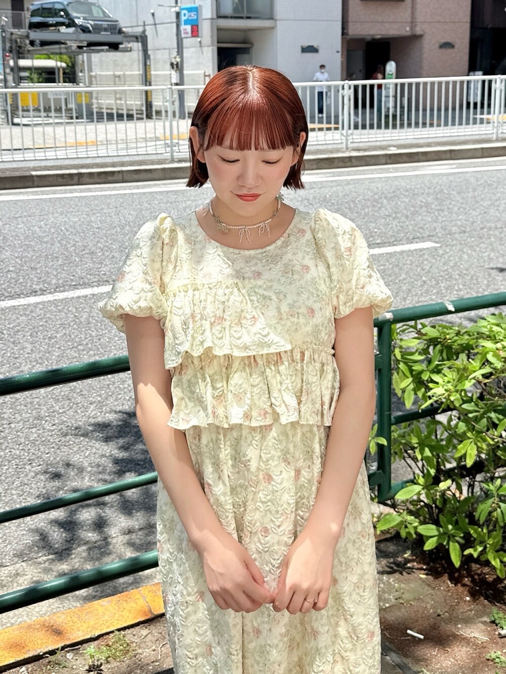 ブラウン系のハンドバッグ、イエロー系のワンピース、ホワイト系のバレエシューズを着用したレディースの春コーディネートの4枚目の写真