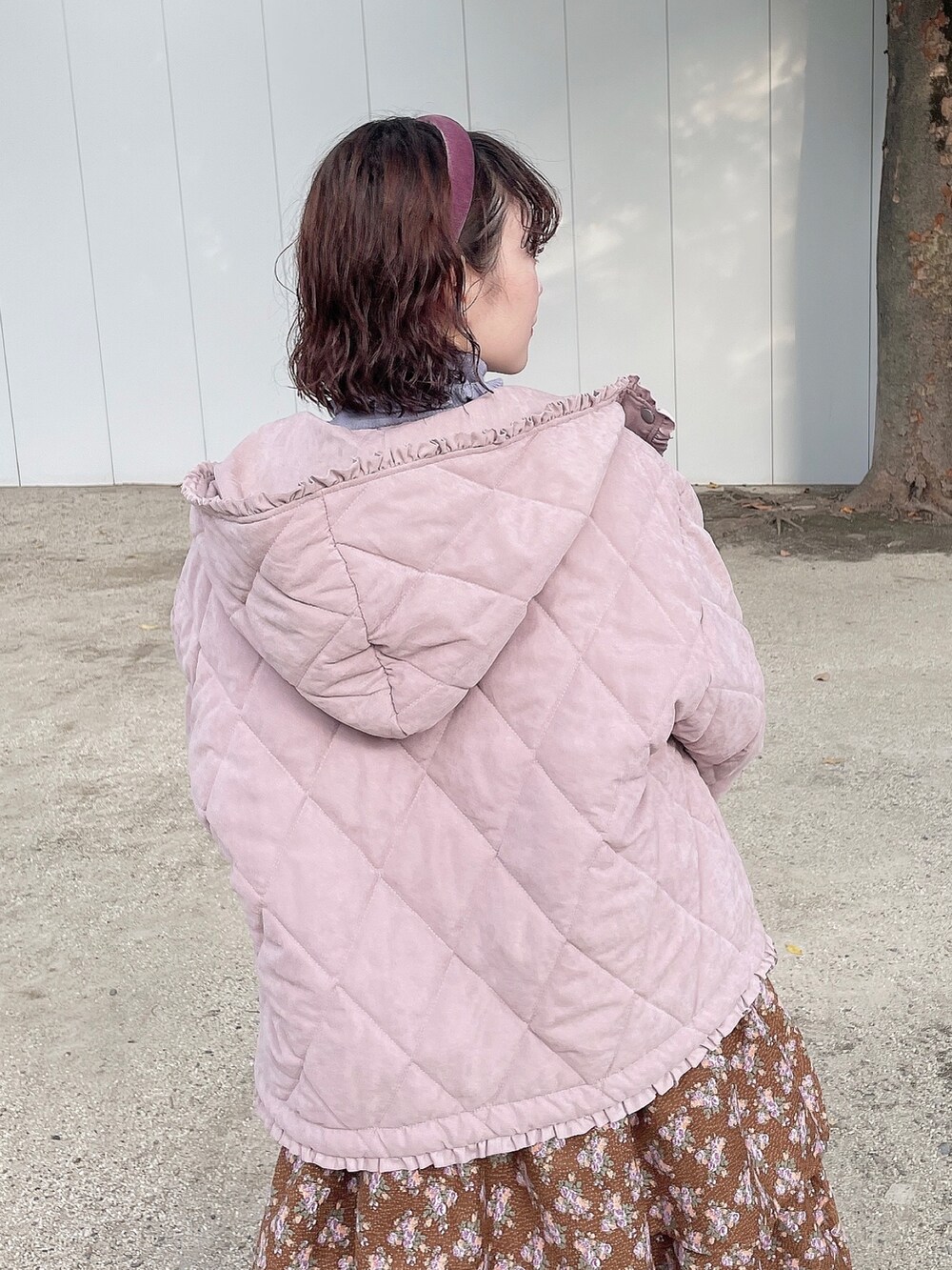 ピンク系のその他アウター、ブラック系のジャンパースカート、ブルー系のニット/セーターを着用したレディースの冬コーディネートの5枚目の写真