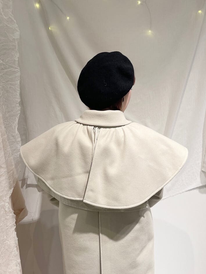 ホワイト系のその他アウター、ホワイト系の付け襟を着用したレディースの秋コーディネートの2枚目の写真