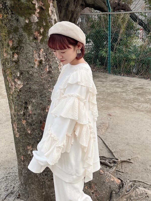 ホワイト系のスニーカー、ピンク系のショルダーバッグ、ホワイト系のスウェットを着用したレディースの冬コーディネートの5枚目の写真