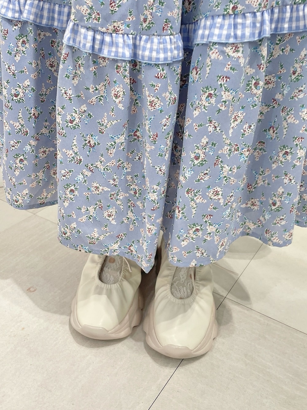 シルバー系のショルダーバッグ、ブルー系のワンピース、ホワイト系のシャツ/ブラウスを着用したレディースの夏コーディネートの6枚目の写真