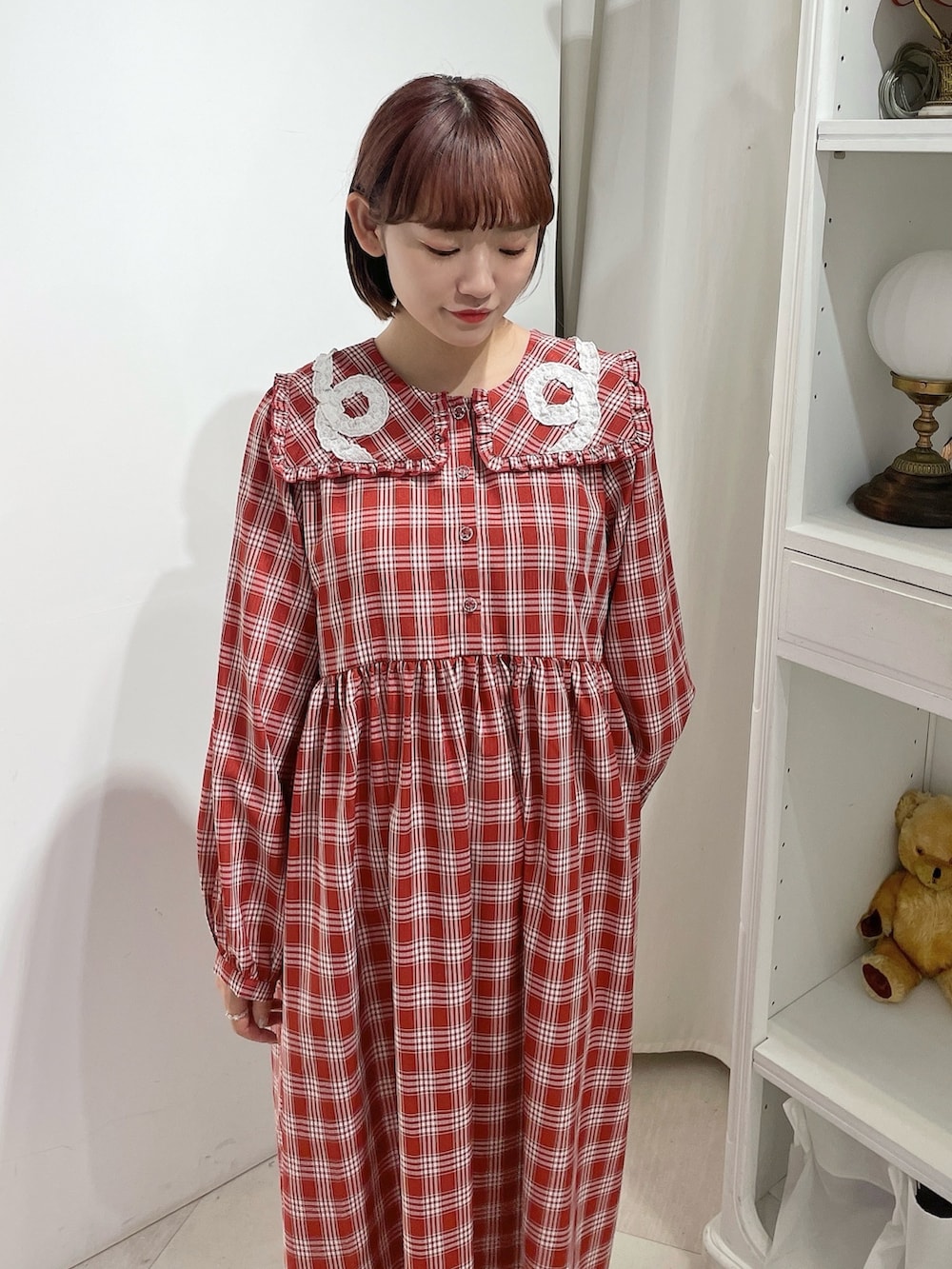 レッド系のワンピース、ブラック系のバレエシューズを着用したレディースの春コーディネートの4枚目の写真
