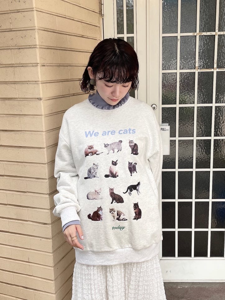 ホワイト系のスカート、グレー系のスウェット、ブルー系のニット/セーターを着用したレディースの夏コーディネートの3枚目の写真