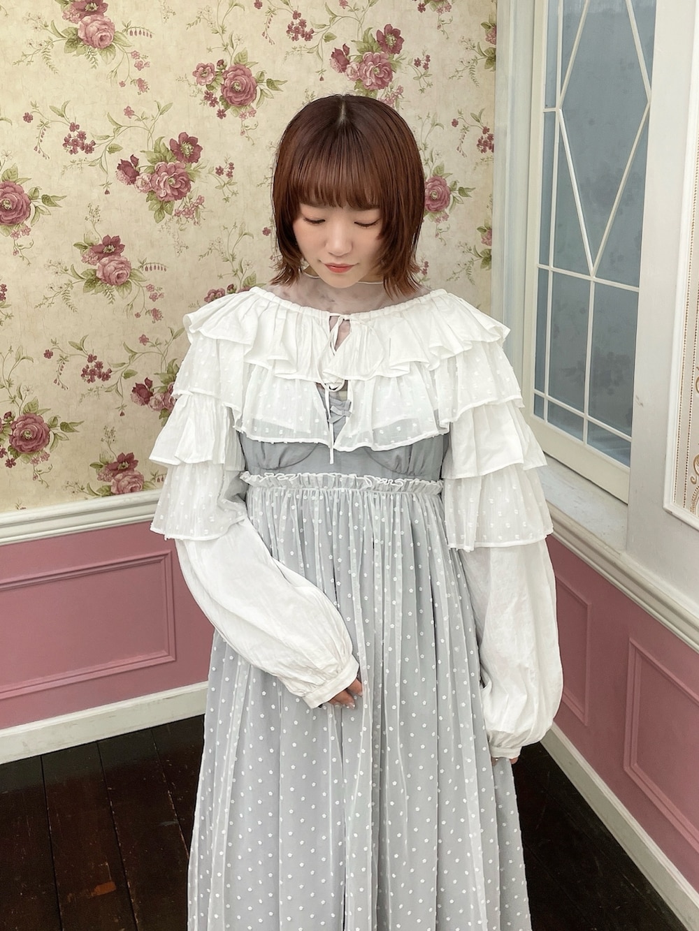 ホワイト系のシャツ/ブラウス、ホワイト系のTシャツ/カットソー、グレー系のワンピースを着用したレディースの夏コーディネートの5枚目の写真