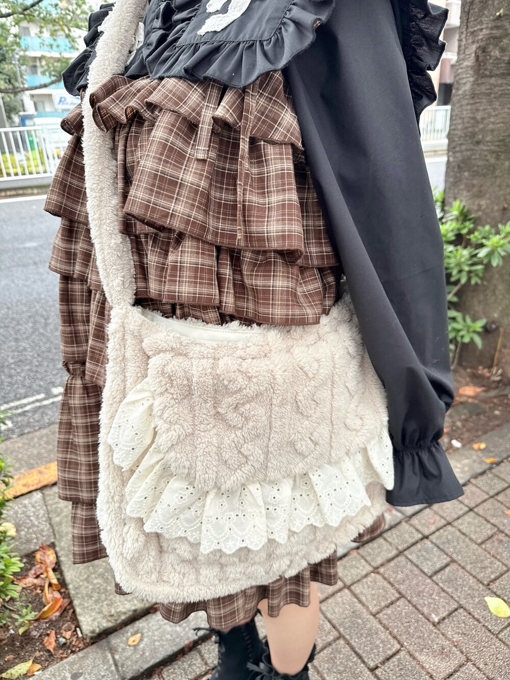 ブラック系のシャツ/ブラウス、ブラウン系のワンピース、ベージュ系のショルダーバッグを着用したレディースの秋コーディネートの5枚目の写真