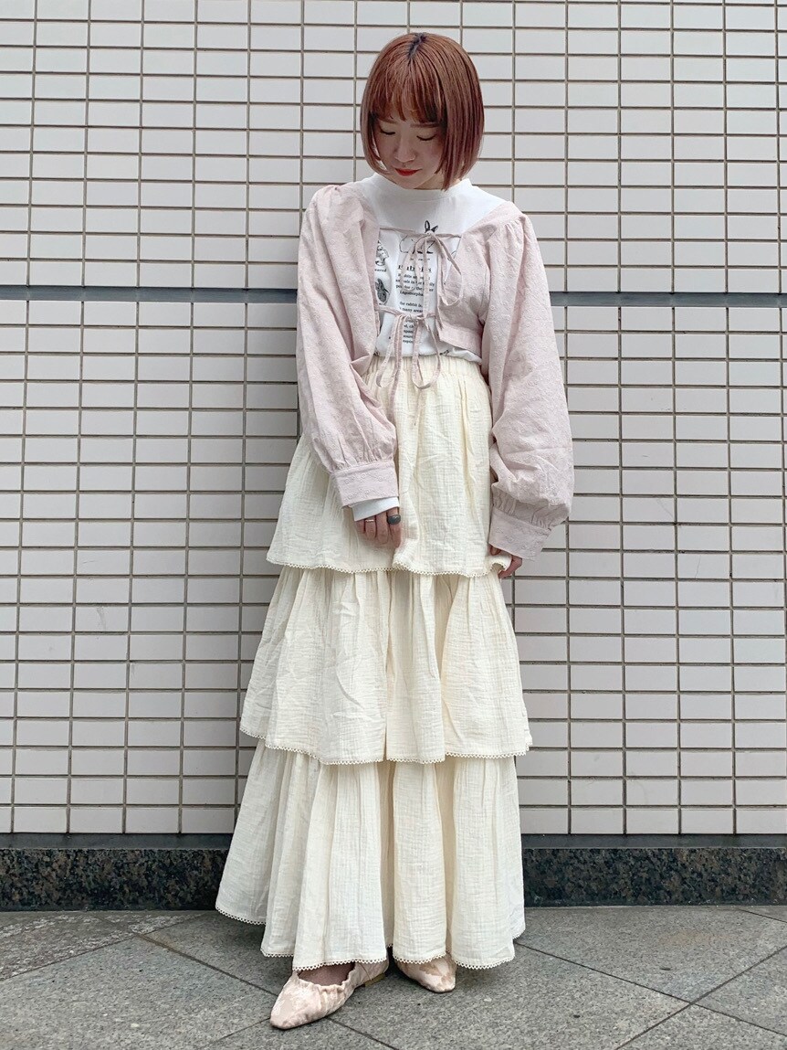 ホワイト系のその他シューズ、ホワイト系のスカートを着用したレディースの春コーディネートの6枚目の写真