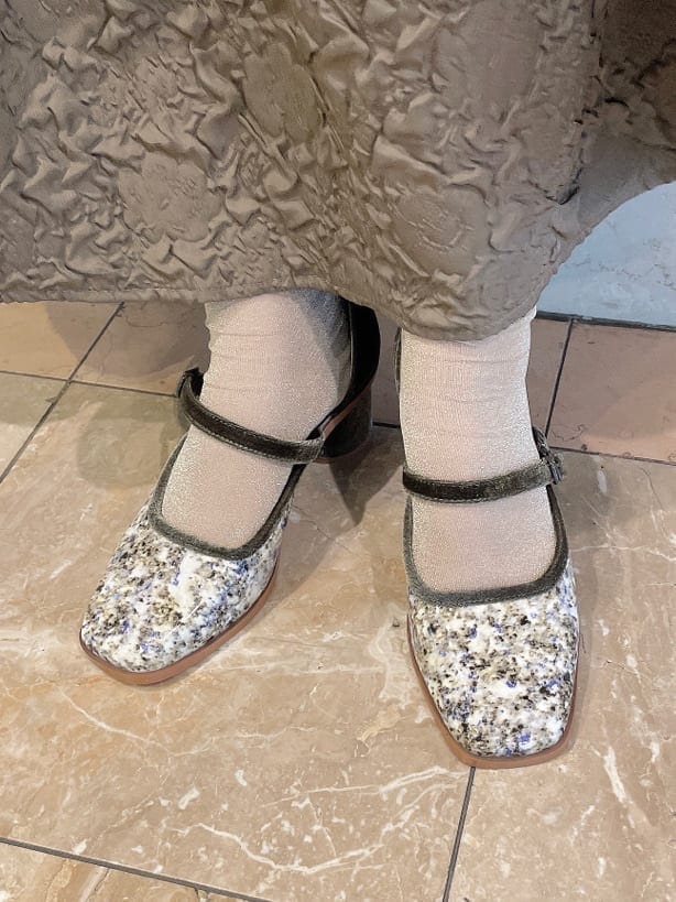 ホワイト系のパンプス、ブラウン系のワンピース、ホワイト系のTシャツ/カットソーを着用したレディースの秋コーディネートの6枚目の写真