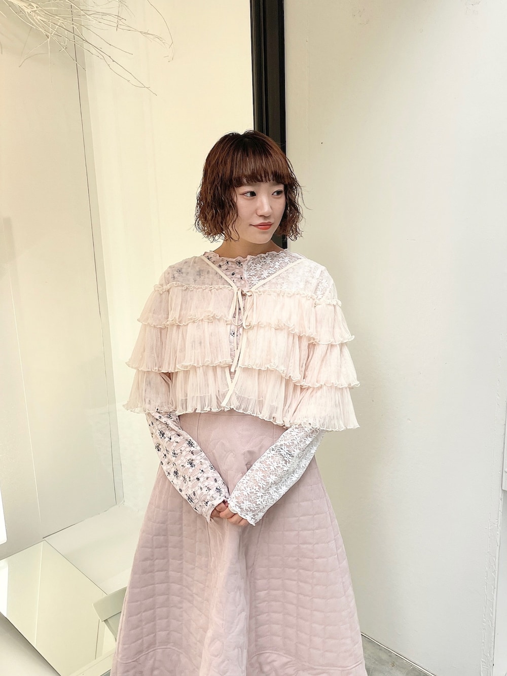 ホワイト系のカーディガン/ボレロ、ピンク系のTシャツ/カットソー、ピンク系のスカートを着用したレディースの夏コーディネートの5枚目の写真