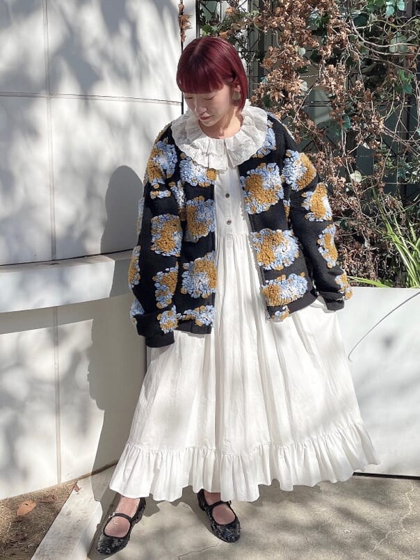 ホワイト系のワンピース、ブラック系のパンプス、その他のその他アウターを着用したレディースの秋コーディネートの2枚目の写真