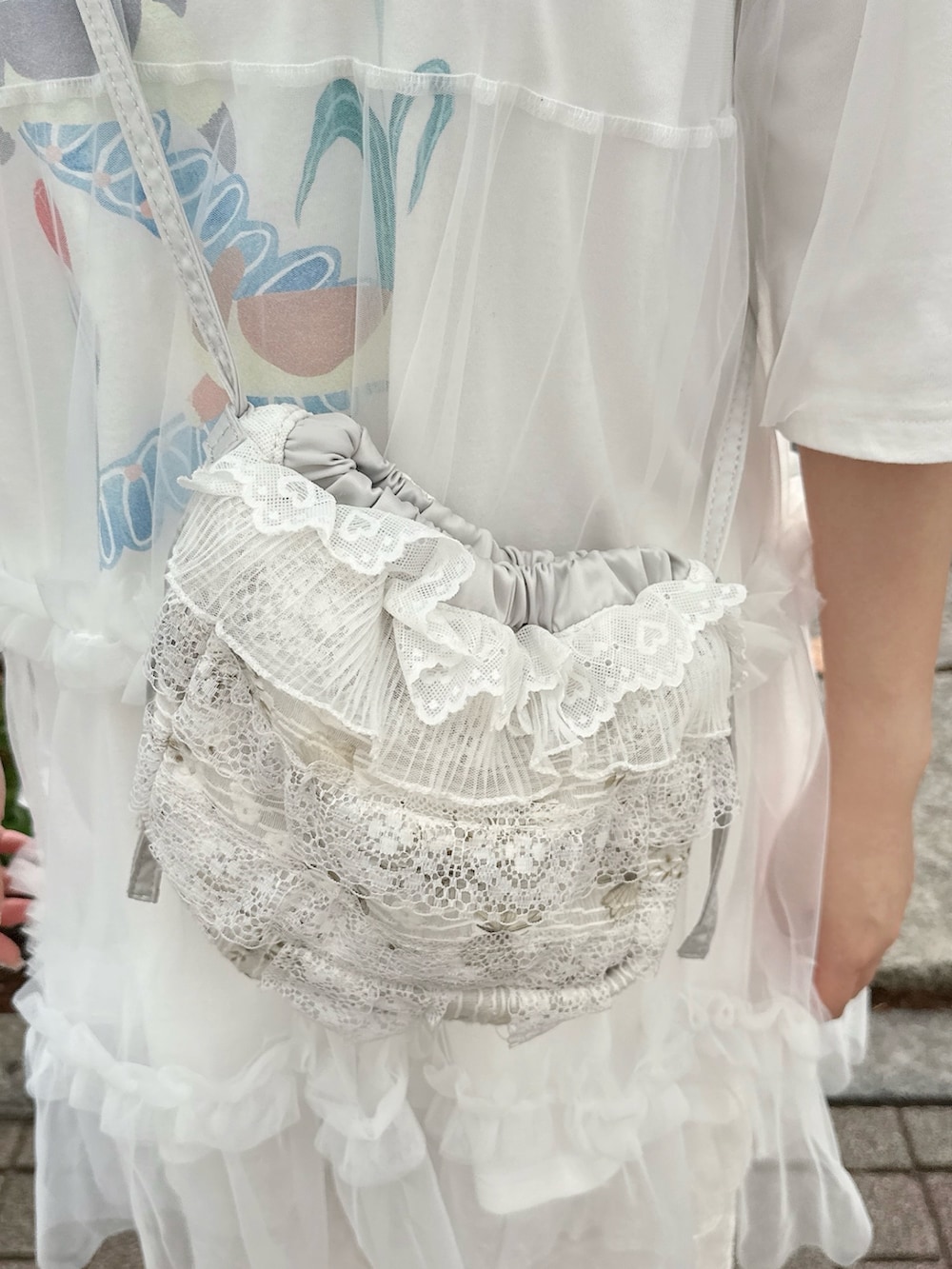 ホワイト系のチュニック、ホワイト系のTシャツ/カットソー、ホワイト系のその他パンツを着用したレディースの春コーディネートの6枚目の写真