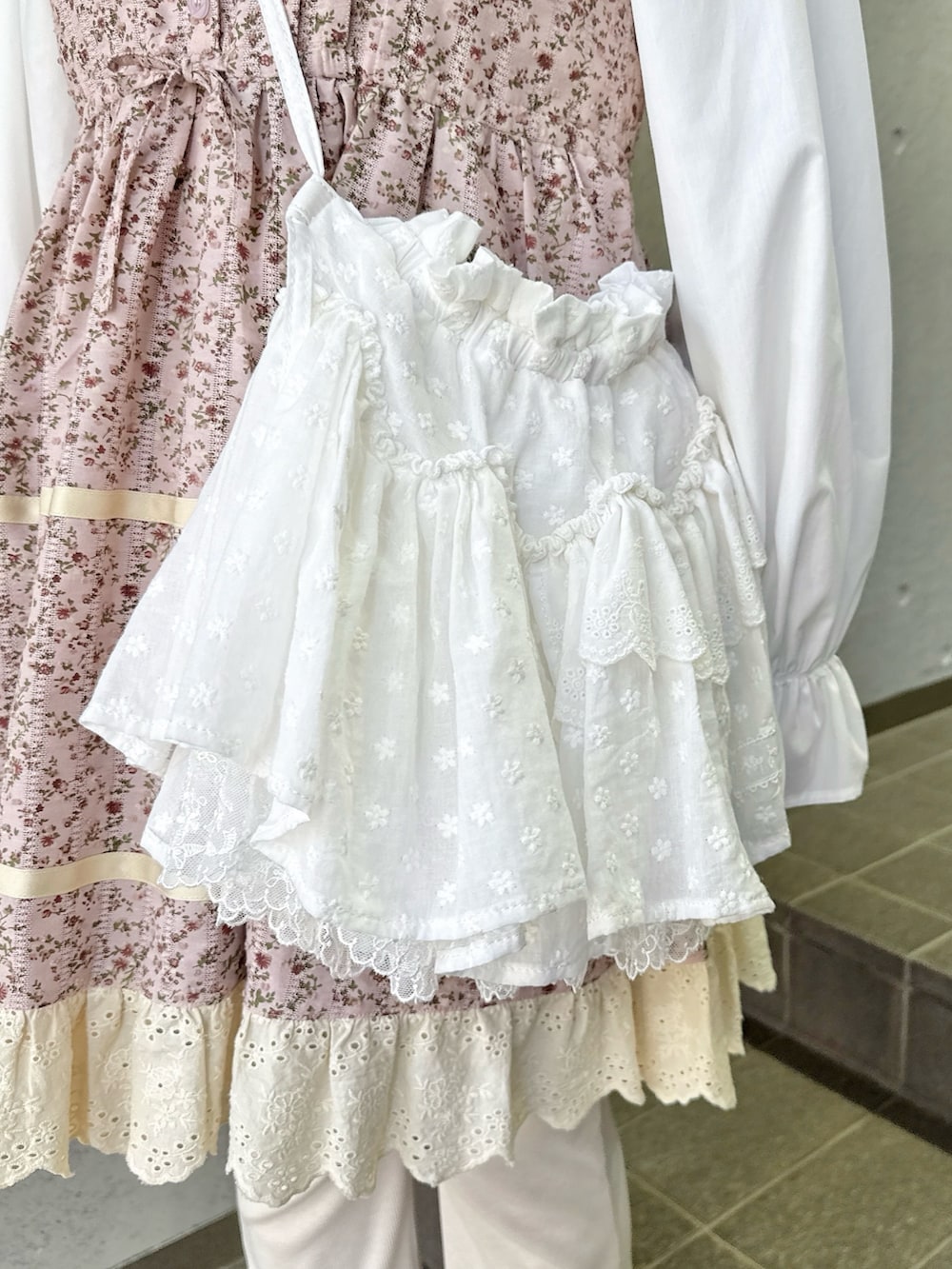 ホワイト系のシャツ/ブラウス、ホワイト系のショルダーバッグ、ホワイト系のスニーカーを着用したレディースの冬コーディネートの7枚目の写真