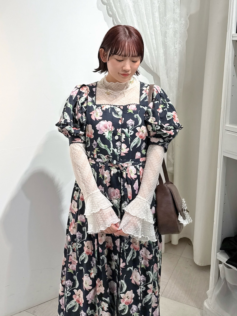 ホワイト系のTシャツ/カットソー、ブラック系のワンピース、ブラウン系のショルダーバッグを着用したレディースの春コーディネートの4枚目の写真