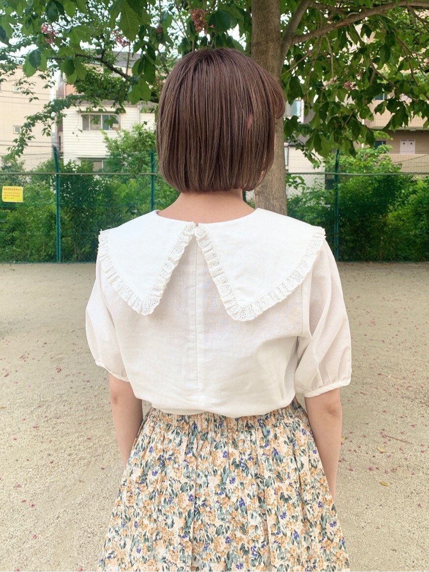 ベージュ系のパンプス、ホワイト系のシャツ/ブラウスを着用したレディースの春コーディネートの5枚目の写真