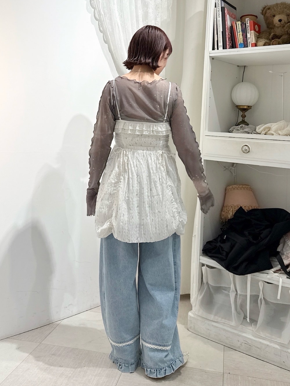 ホワイト系のワンピース、グレー系のTシャツ/カットソー、ブルー系のデニムパンツを着用したレディースの春コーディネートの3枚目の写真