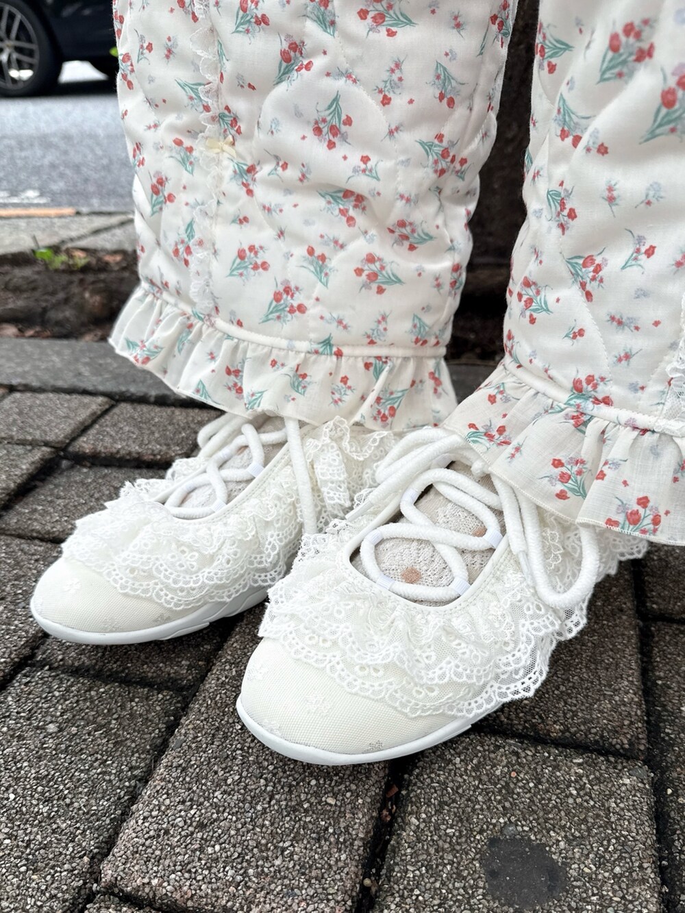 ホワイト系のシャツ/ブラウス、ホワイト系のニット/セーター、ピンク系のハンドバッグを着用したレディースの夏コーディネートの9枚目の写真