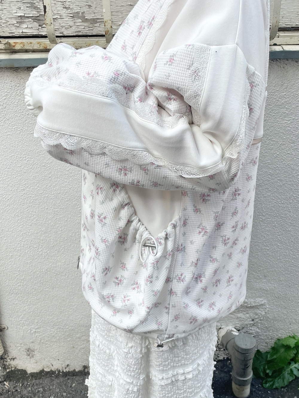 ピンク系のジャージ、ベージュ系のトートバッグ、ピンク系のスウェットを着用したレディースの冬コーディネートの8枚目の写真