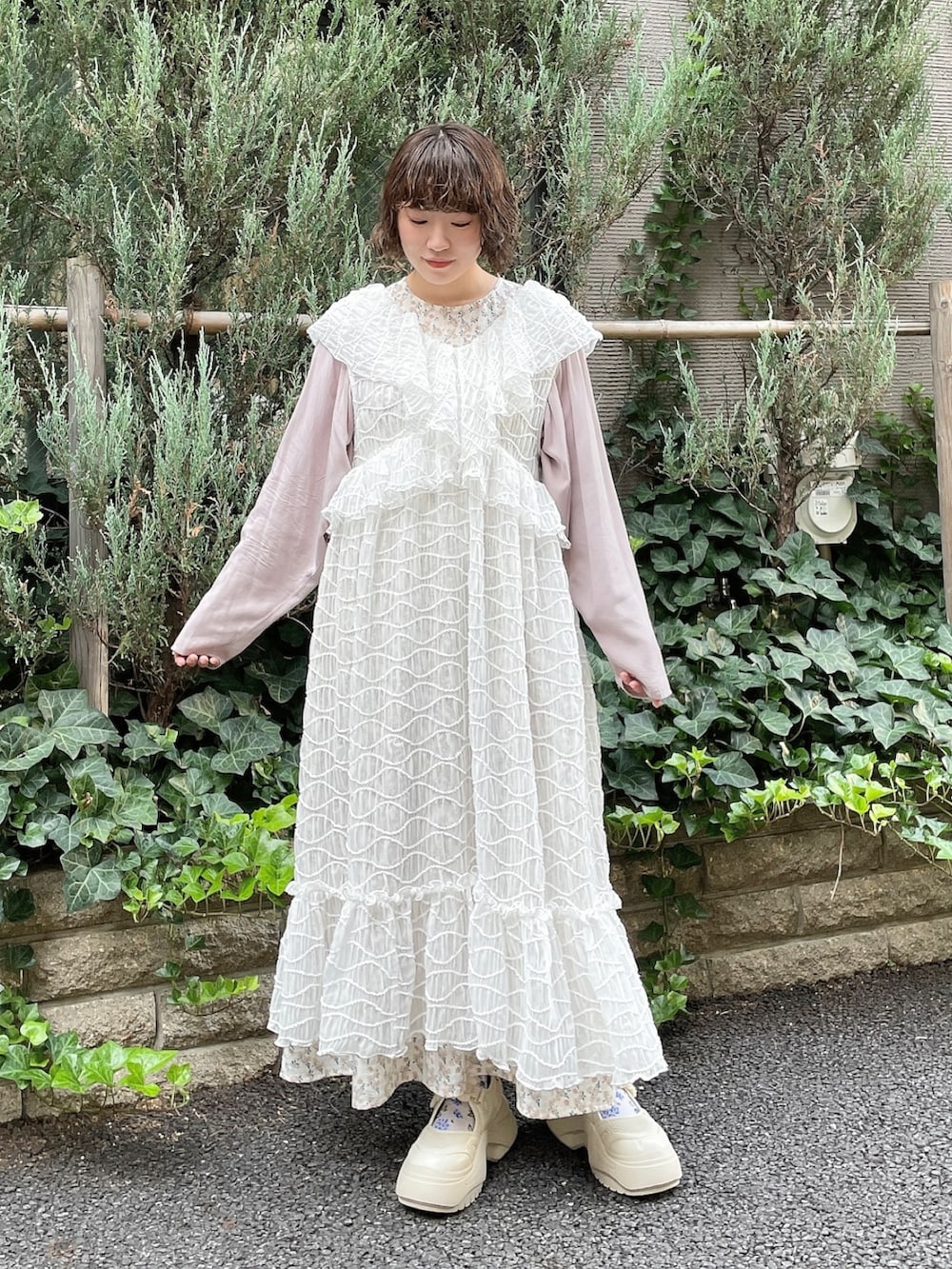 ホワイト系のワンピース、ホワイト系のワンピース、ホワイト系のスニーカーを着用したレディースの秋コーディネートの2枚目の写真