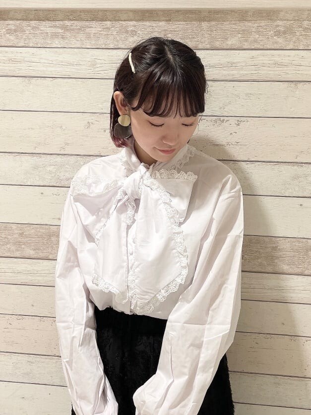 ホワイト系のハンドバッグ、ホワイト系のサンダル、ホワイト系のシャツ/ブラウスを着用したレディースの夏コーディネートの4枚目の写真