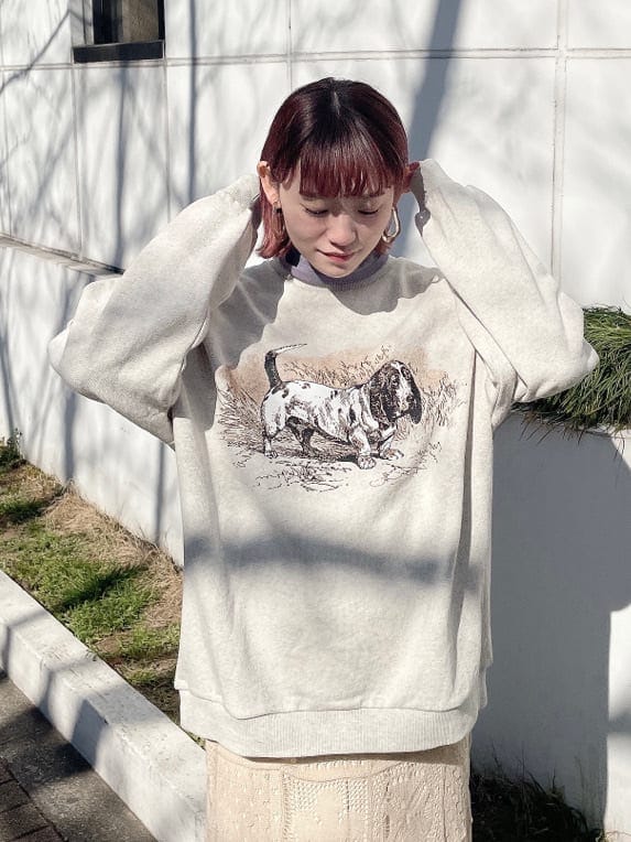 ブラック系のパンプス、パープル系のTシャツ/カットソー、ホワイト系のTシャツ/カットソーを着用したレディースの冬コーディネートの3枚目の写真