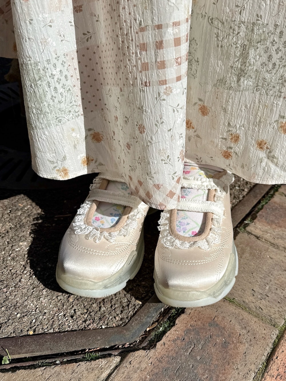 ピンク系のシャツ/ブラウス、ホワイト系のスカート、ホワイト系のショルダーバッグを着用したレディースの冬コーディネートの6枚目の写真