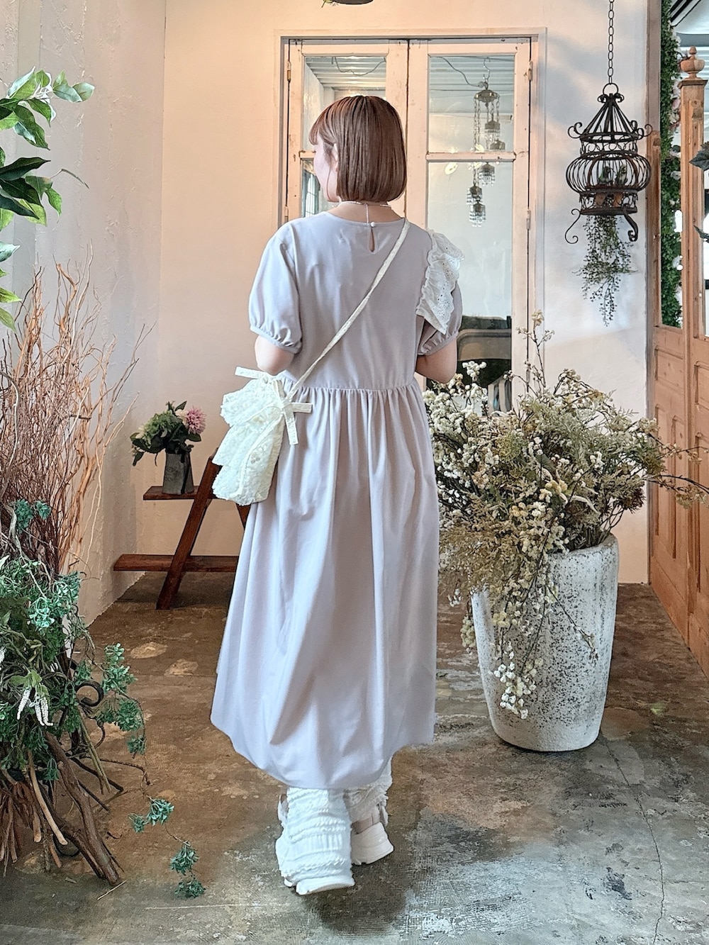 ピンク系のスニーカー、ホワイト系のその他パンツ、パープル系のワンピースを着用したレディースの春コーディネートの4枚目の写真