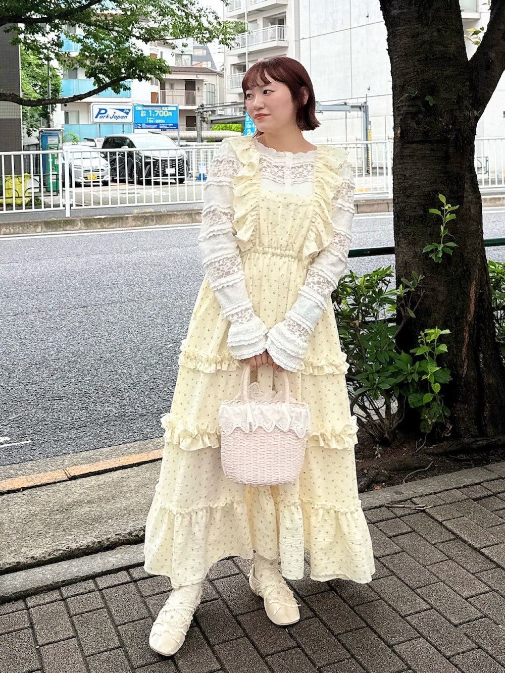 ホワイト系のTシャツ/カットソー、その他のワンピース、ピンク系のハンドバッグを着用したレディースの夏コーディネートの2枚目の写真