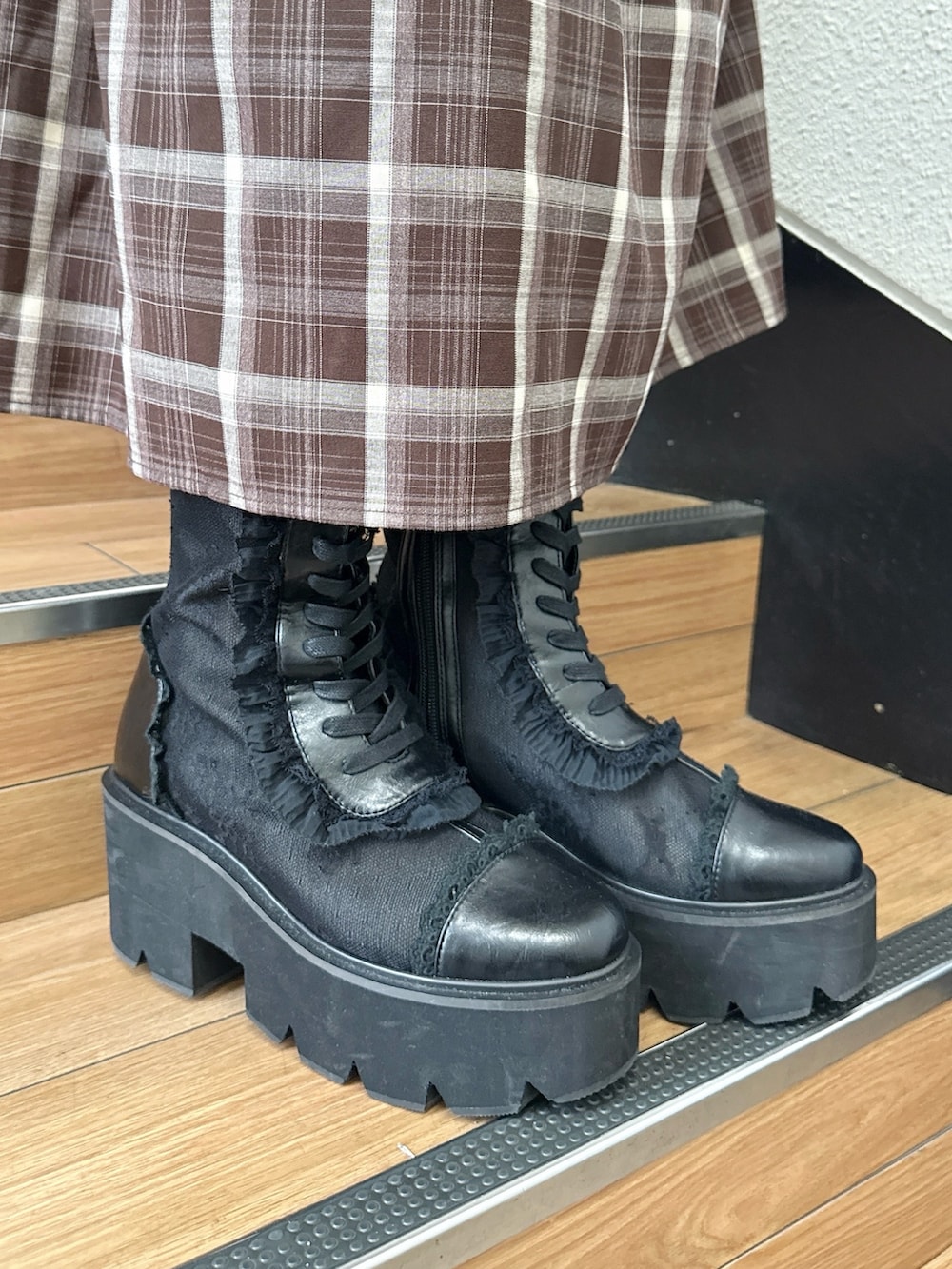 ホワイト系のカーディガン/ボレロ、ブラウン系のワンピース、ブラウン系のハンドバッグを着用したレディースの夏コーディネートの9枚目の写真