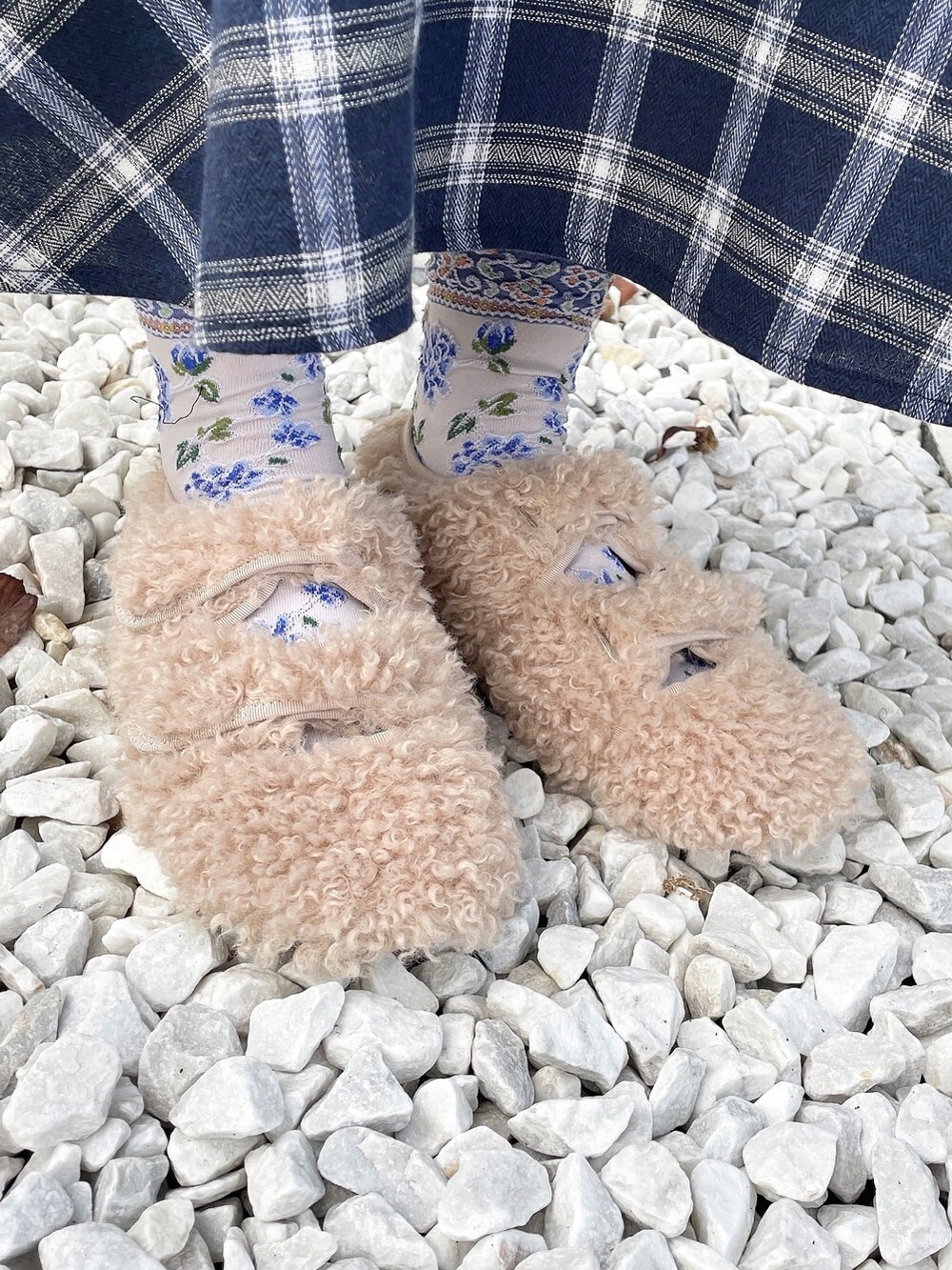 ブルー系のワンピース、ホワイト系のニット/セーター、ベージュ系のスリッポンを着用したレディースの秋コーディネートの6枚目の写真