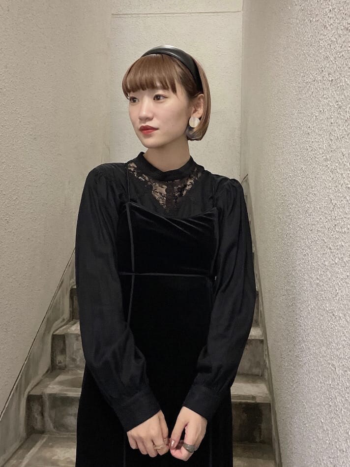 ブラック系のシャツ/ブラウス、グリーン系のチェスターコート、ブラック系のワンピースを着用したレディースの秋コーディネートの4枚目の写真