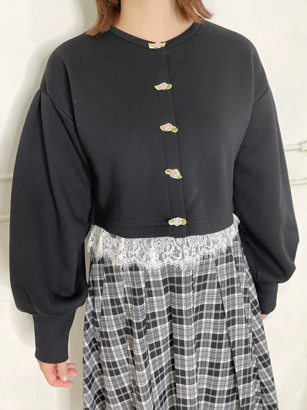 ブラック系のカーディガン/ボレロ、ブラック系のスカート、ブラック系のローファーを着用したレディースの秋コーディネートの5枚目の写真