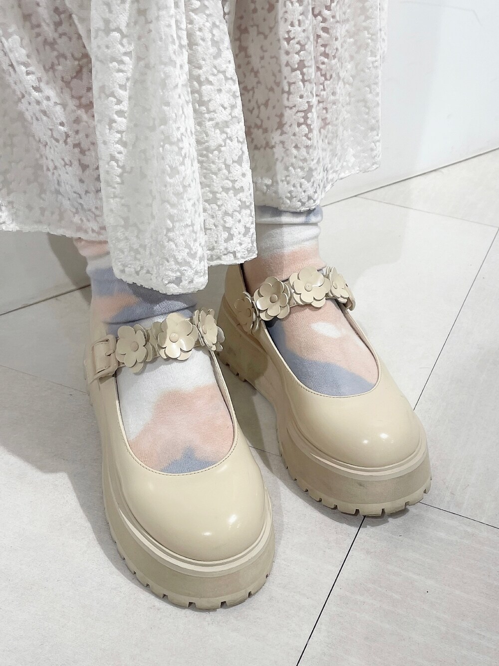 ホワイト系のTシャツ/カットソー、ピンク系のその他アウター、ホワイト系のスカートを着用したレディースの冬コーディネートの9枚目の写真