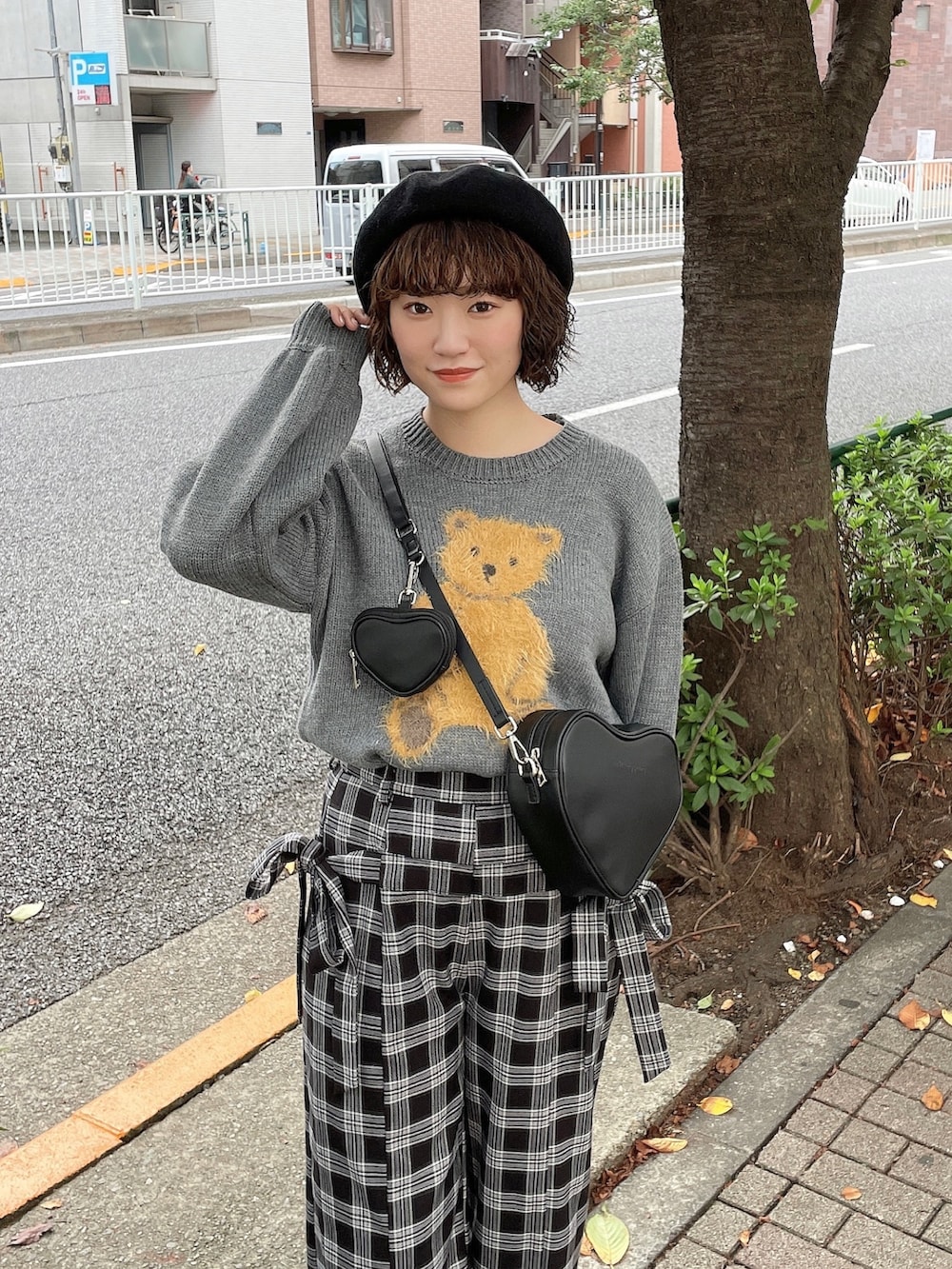 グレー系のニット/セーター、その他のスラックス、ブラック系のスニーカーを着用したレディースの秋コーディネートの3枚目の写真