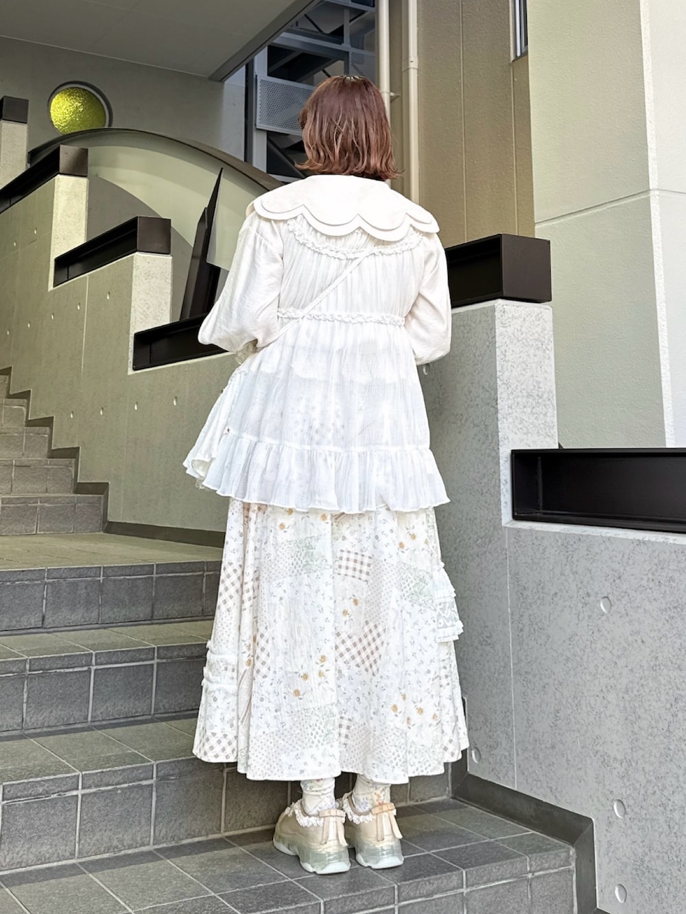 ピンク系のシャツ/ブラウス、ホワイト系のスカート、ホワイト系のチュニックを着用したレディースの春コーディネートの3枚目の写真