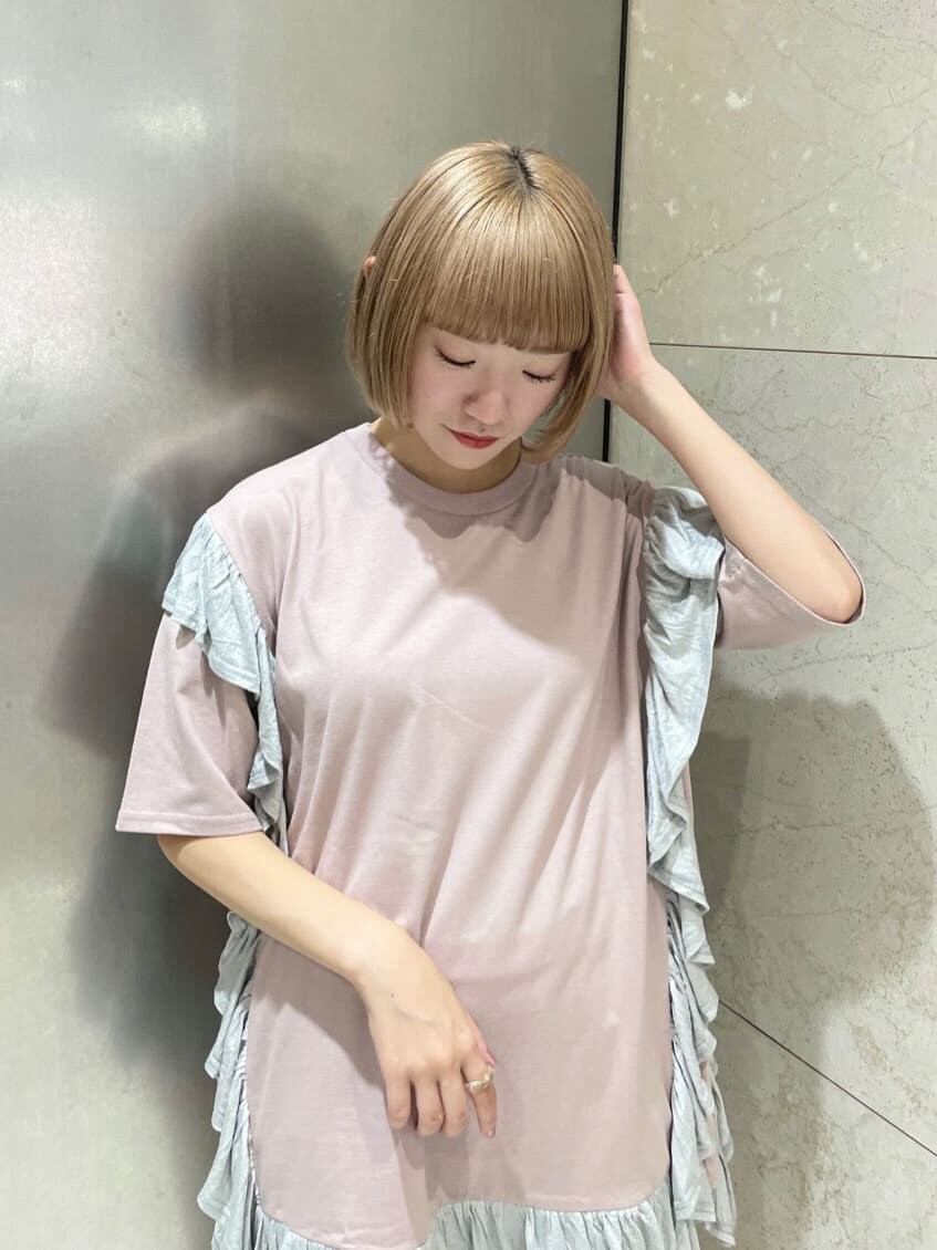 ピンク系のTシャツ/カットソー、ベージュ系のその他パンツ、シルバー系のその他シューズを着用したレディースの夏コーディネートの4枚目の写真